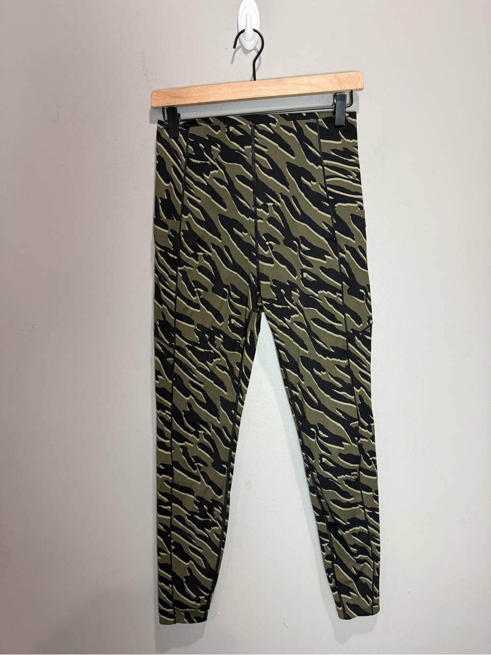 Sweaty Betty Power Leggings Medium Olive Black Camo Print 26” Full Length